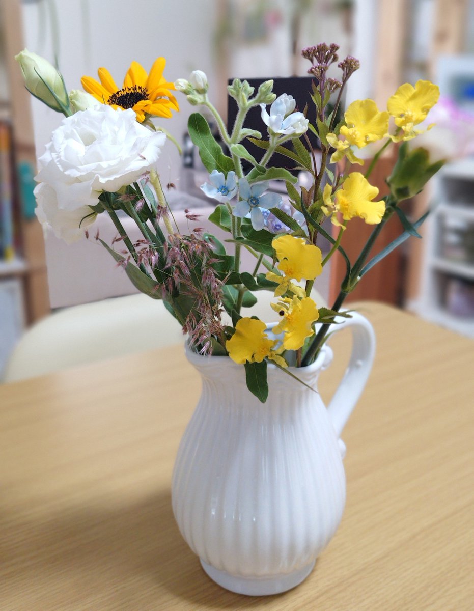 aym874's tweet photo. 今月下旬の花定期便🌸
まだ🌻がいる👀

今日の夕ご飯
旦那遅くなる言われたから先に食べた
(帰宅後、旦那にも同じメニューだした)

おやすみなさい(:3[____] https://t.co/bgE8Pefvjn