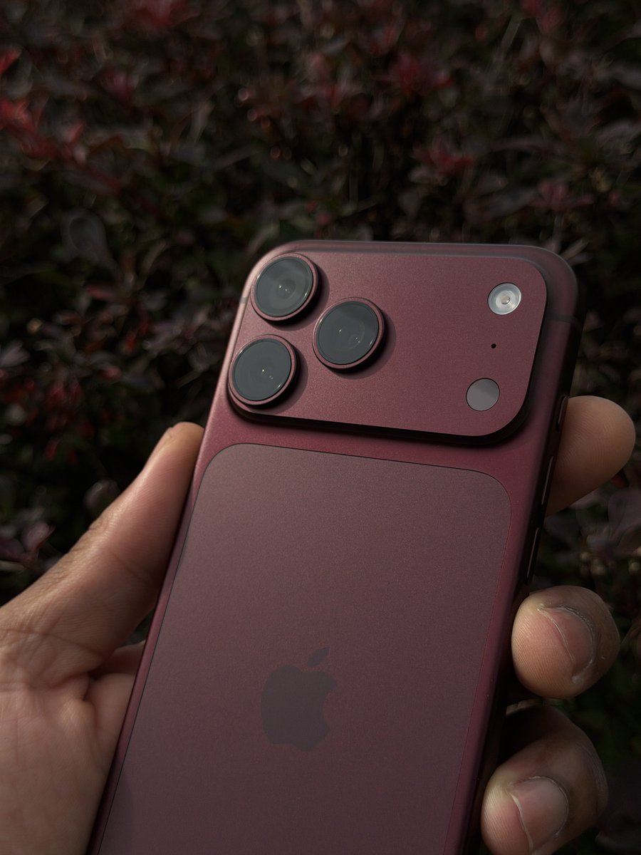 its_shevi's tweet photo. That deep, rich colour and the way it catches the light… Burgundy is pure class.🤌🏾 https://t.co/X5rbuZg1hL