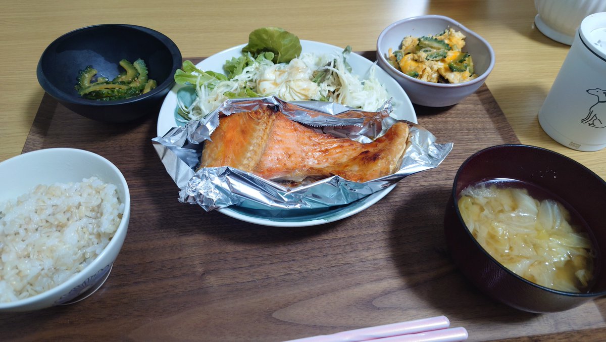 aym874's tweet photo. 今月下旬の花定期便🌸
まだ🌻がいる👀

今日の夕ご飯
旦那遅くなる言われたから先に食べた
(帰宅後、旦那にも同じメニューだした)

おやすみなさい(:3[____] https://t.co/bgE8Pefvjn