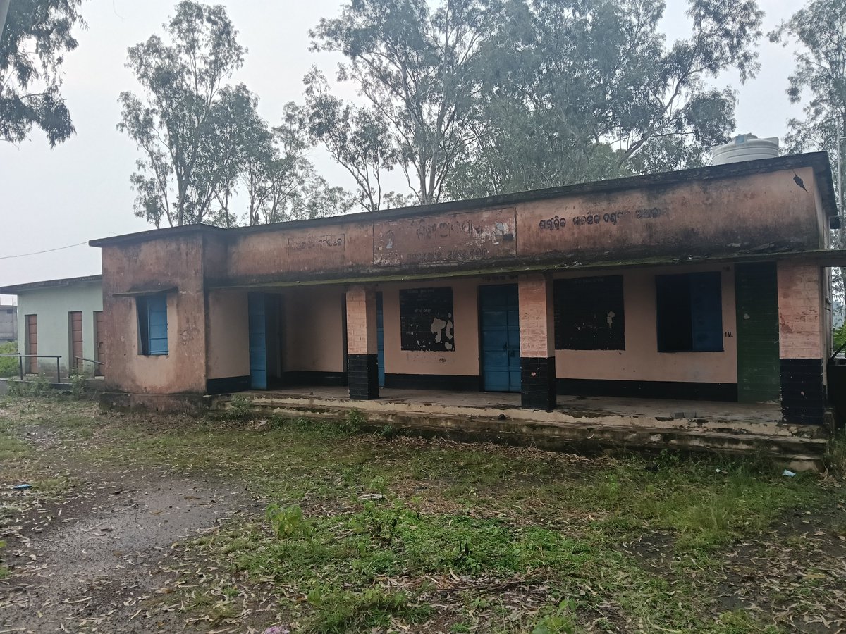 Chandra_mohan07's tweet photo. Badakuleibira UPS needs urgent attention. The school lacks electricity, tap water, proper water facilities in the Swachhaya toilet, and adequate teacher availability. Students deserve basic facilities and proper education. @SMEOdisha @MoSarkar_Odisha Please take immediate action. https://t.co/G8uH8cx2P5