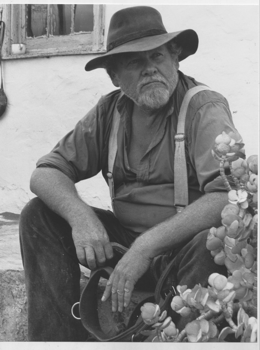 AJOpperman's tweet photo. Gordon Vorster, visuele kunstenaar, akteur en rolprentmaker, is op 17 September 1924 in Warrenton gebore.
Hy het skone kunste aan Wits gestudeer en was die skepper van sowel dokumentêre as speelfilms. Hy is in 1988 dood in sy kliphuis naby Broederstroom. https://t.co/OJ75gDV7UG