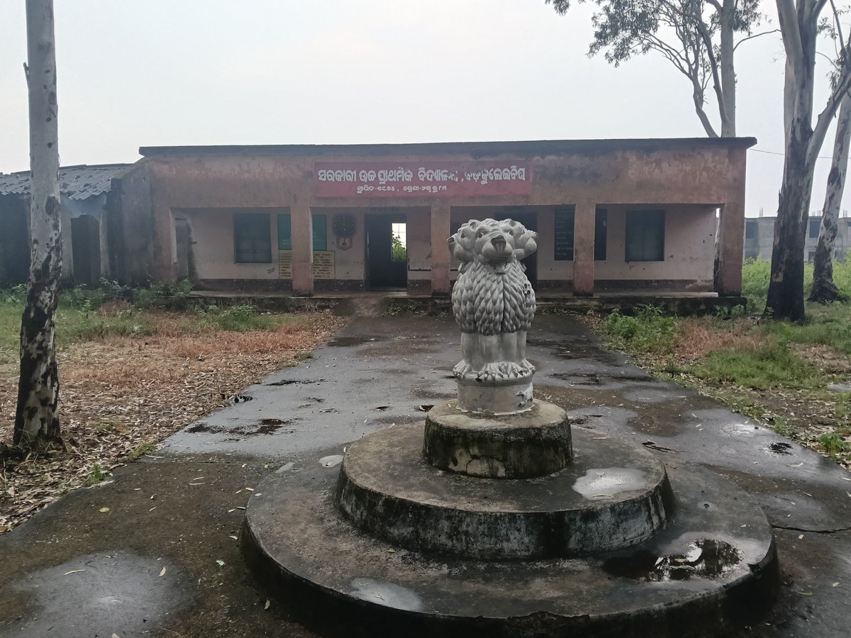 Chandra_mohan07's tweet photo. Badakuleibira UPS needs urgent attention. The school lacks electricity, tap water, proper water facilities in the Swachhaya toilet, and adequate teacher availability. Students deserve basic facilities and proper education. @SMEOdisha @MoSarkar_Odisha Please take immediate action. https://t.co/G8uH8cx2P5