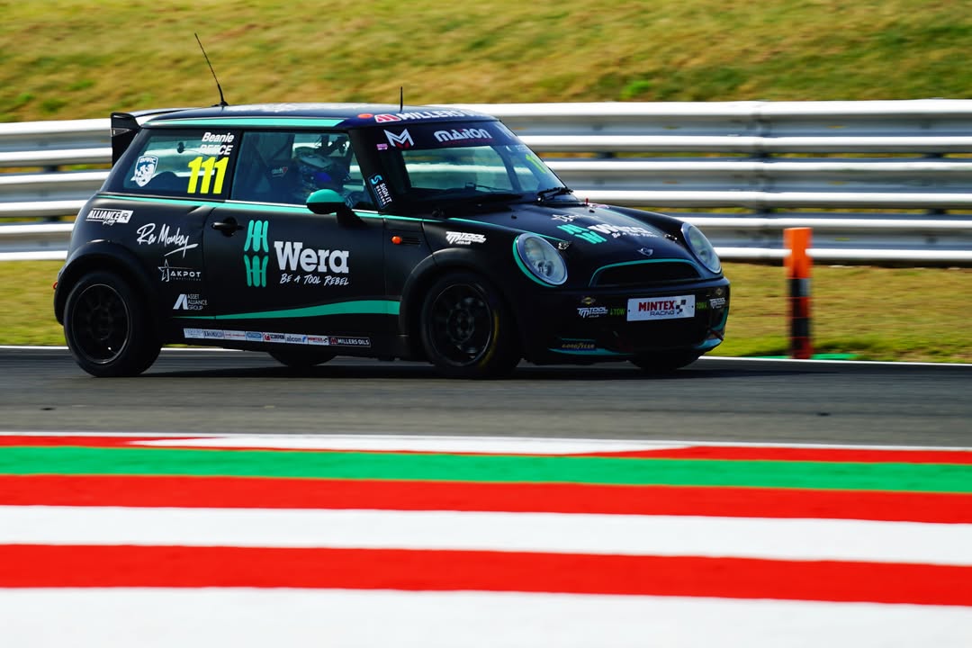 JessicaMar2pj's tweet photo. Positive day today—not my strongest qualifying, but Race 1 was seriously hot. Made up a few positions and keep learning every time I’m out there. Looking forward to more fun tomorrow. Big thanks to my team @team_avago https://t.co/StmI7D735X