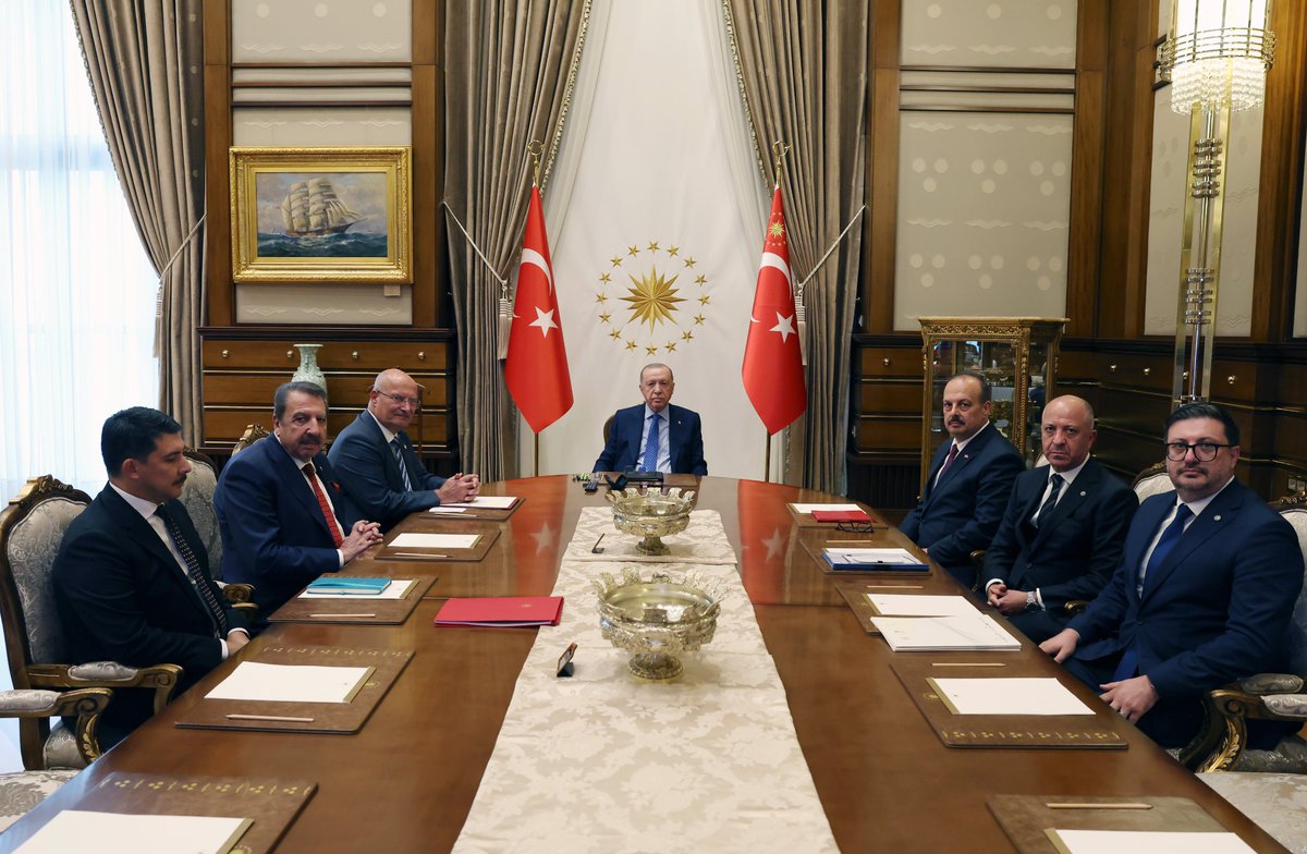 GurselBaran's tweet photo. Cumhurbaşkanımız Sayın Recep Tayyip Erdoğan tarafından, Ankara Valimiz Sayın Yakup Canbolat, Ankara Sanayi Odası Başkanımız Sayın Seyit Ardıç, Ankara Ticaret Borsası Başkanımız Sayın Faik Yavuz ve Ankara Kalkınma Ajansı Genel Sekreterimiz Doç. Dr. Sayın Duhan Kalkan ile birlikte kabul edildik.

Sayın Cumhurbaşkanımıza, Ankara iş dünyamızın beklenti ve önerileri ile Başkentimizin ekonomik ve ticari gelişimini hızlandıracak, uluslararası konumunu daha da güçlendirecek konuları arz ettik.

Ankara YHT Garı’ndan Esenboğa Havalimanı’na uzanacak olan ve ihale aşaması tamamlanan metro hattının Ankara’nın ticaret, turizm ve yatırım potansiyelini yükselteceğini ve Ankara’nın gelişimine önemli katkılar sağlayacağını belirterek, teşekkürlerimizi ilettik.

‘Anadolu’nun dünyaya açılan kapısı’ niteliğindeki Ankara’nın dünya ile bağını güçlendirecek yurt dışına direkt uçuşların artırılması konusuna ilişkin çalışmalarımız hakkında bilgi arz ettik.

Başkentimizin ticaret, ihracat ve turizm alanındaki gelişimine dikkat çektiğimiz kabulde, şehrimizde bir Serbest Bölge kurulması ile Outlet Köyü projesini dile getirdik.

Vadeli satışlarda hesaplanan KDV'nin ödeme süresinin ticari işlemin tahsilat vadesi dikkate alınarak belirlenmesi konusundaki önerimizi arz ettiğimiz kabulde, Ankara iş dünyamızın gündemindeki konuları kapsamlı bir rapor halinde Sayın Cumhurbaşkanımıza takdim ettik.

Başkentimizin gelişimine, Ankara iş dünyamızın talep ve beklentilerine gösterdikleri yakın ilgi, çalışmalarımıza verdikleri kıymetli destek ve yol gösterici değerlendirmeleri için Cumhurbaşkanımız Sayın Recep Tayyip Erdoğan’a şükranlarımı sunuyorum. Ankaramızın ve ülkemizin kalkınma yolculuğuna daha güçlü katkı sunmak için azim ve kararlılıkla çalışmaya devam edeceğiz.

@RTErdogan
@tcbestepe