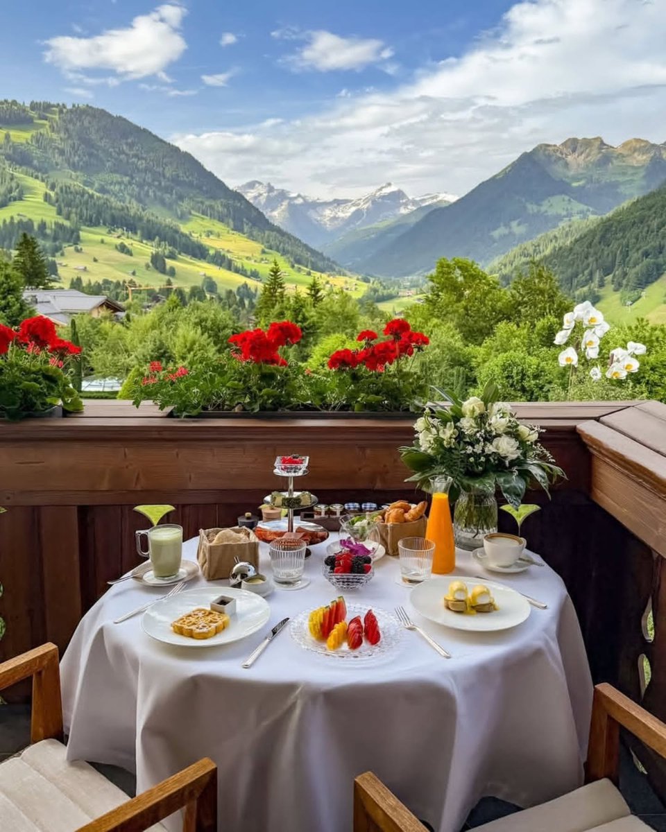 AnnBonamuu's tweet photo. Morning in Gstaad, Switzerland. What a view of the Swiss Alps! Enjoy breakfast with the mountains. https://t.co/GJdIQvNsQ1