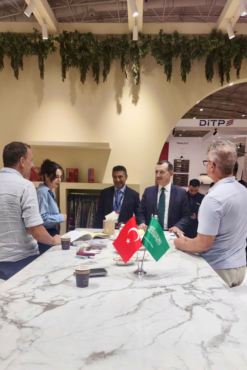 emrullahisler's tweet photo. 📍Riyad Uluslararası Kongre ve Sergi Merkezi

INDEX 2026 Saudi Arabia; iç dizayn,dekorasyon ve otel mobilyaları fuarına katılım sağlayan Türk firmalarımızın standlarını ziyaret ettik.

Firmalarımıza fuarda başarılar; hayırlı işler ve bereketli kazançlar diliyorum🇹🇷🇸🇦
@indexsaudi https://t.co/YEn2LL9xXU