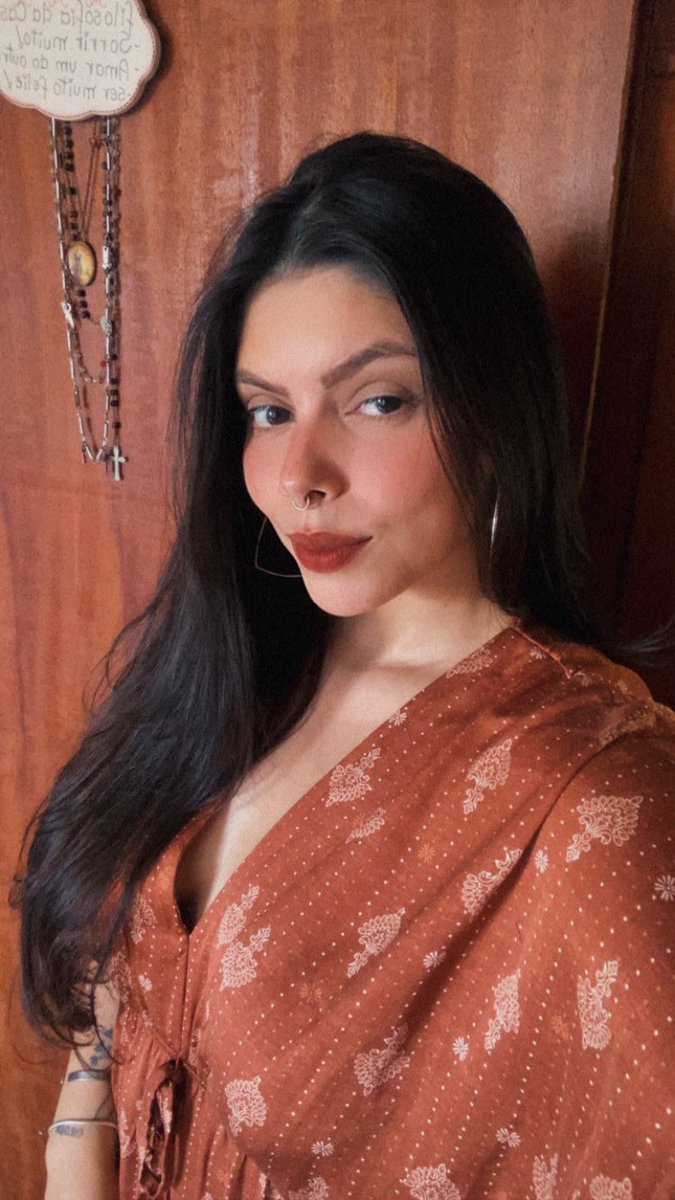 nathaliatelless's tweet photo. eu / minha colinha 
não me orgulho do meu voto de governardor, mas chega de bolsonarismo no governo do Rio https://t.co/6KAfYdZmK3