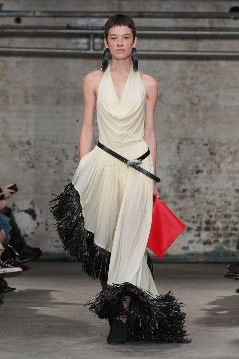 kendam_com's tweet photo. Keburia Spring Summer 2027 Ready-To-Wear collection runway presented at London Fashion Week SS27 (September 17, 2026) https://t.co/Ncl9gnuCyy
- - -
#Keburia #SS27 #Runway #LFWSS27 #FashionWeek #Kendam https://t.co/kFYoobZWMr