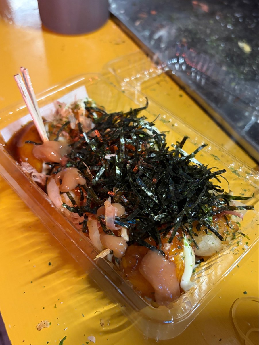 Chitose_shin's tweet photo. 調布のヨドバシ前、深夜に現れるたこ焼き屋。

「うますぎたからまた来ました！」「絶対食ったほうがいいすよ」と話す男の子につられて購入したが、その言葉に偽りなし。

米粉の生地はもっちり。8個500円
ニンニク醤油が抜群にうまい！

📍二代目たけちゃん https://t.co/Coot0SvnKI