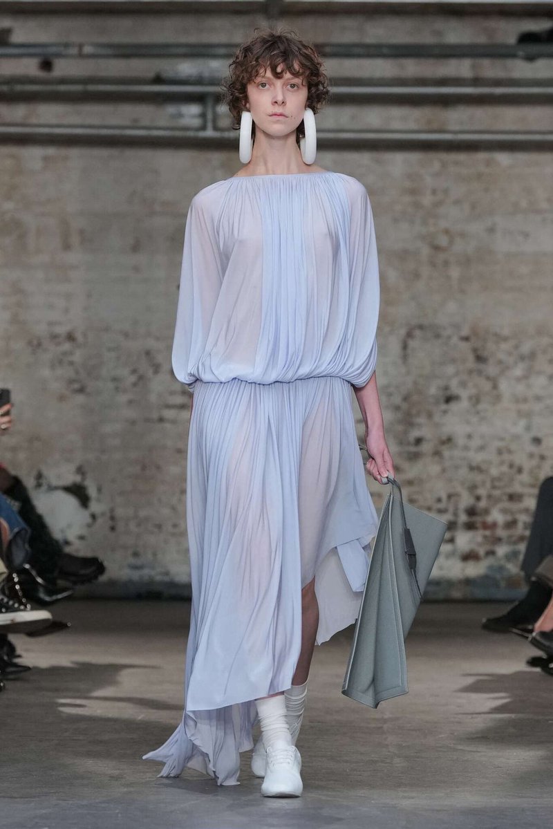 kendam_com's tweet photo. Keburia Spring Summer 2027 Ready-To-Wear collection runway presented at London Fashion Week SS27 (September 17, 2026) https://t.co/Ncl9gnuCyy
- - -
#Keburia #SS27 #Runway #LFWSS27 #FashionWeek #Kendam https://t.co/kFYoobZWMr