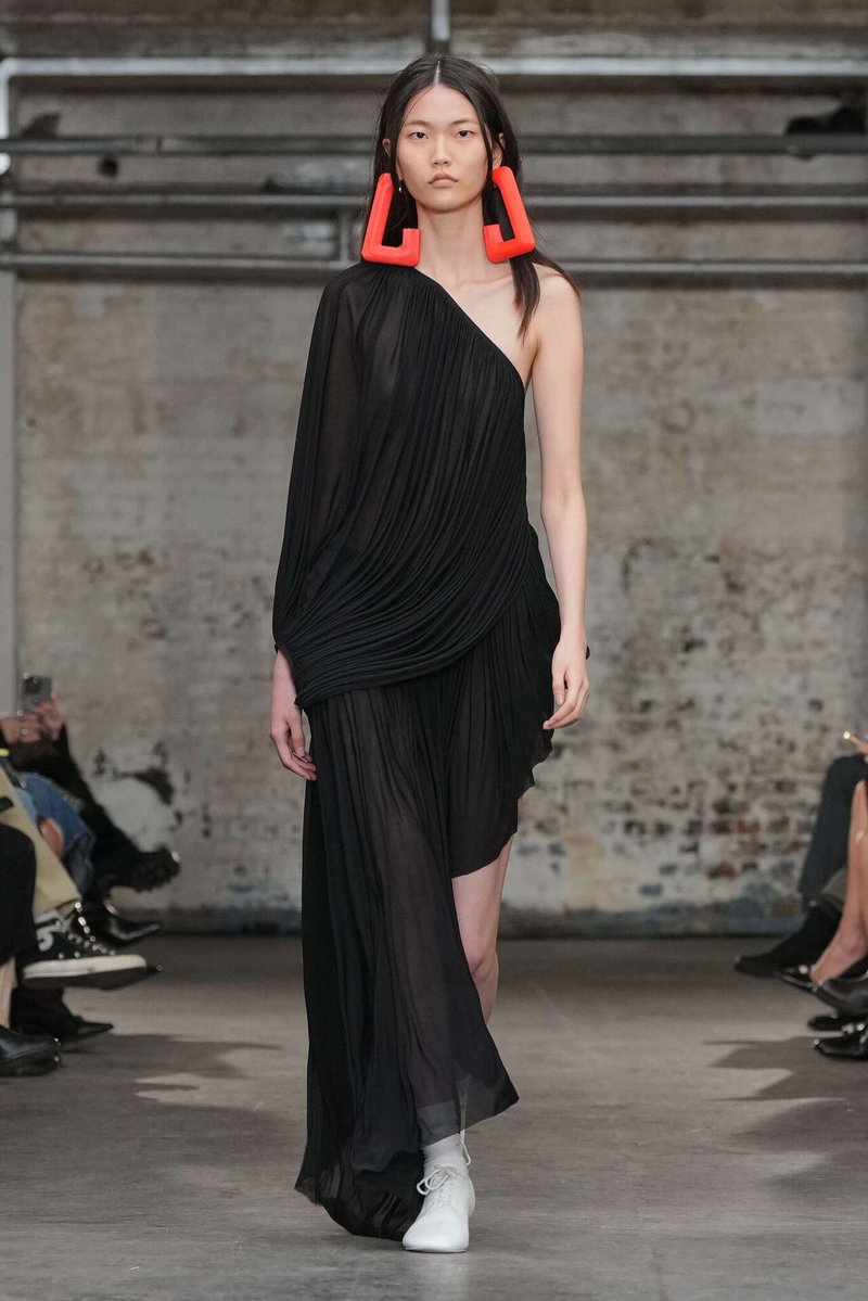 kendam_com's tweet photo. Keburia Spring Summer 2027 Ready-To-Wear collection runway presented at London Fashion Week SS27 (September 17, 2026) https://t.co/Ncl9gnuCyy
- - -
#Keburia #SS27 #Runway #LFWSS27 #FashionWeek #Kendam https://t.co/kFYoobZWMr