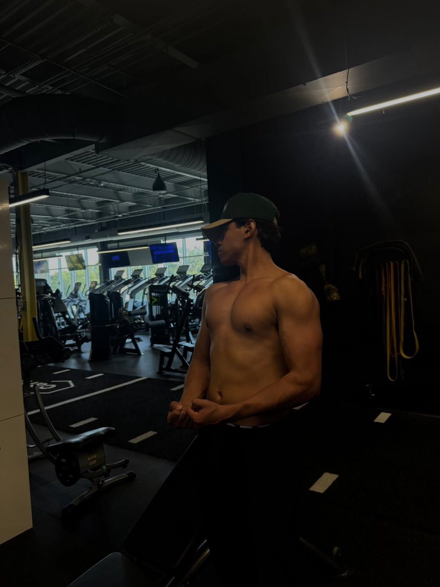 bblackhammerr's tweet photo. STRAIGHT BRO said if this gets 100 likes he will let me share his content 🤪

#straight #nsfwㅤㅤ #nsfwtwtًً  #latino #gooner #straightbro #gym #onlydaddys #content https://t.co/EhzriDtaCL