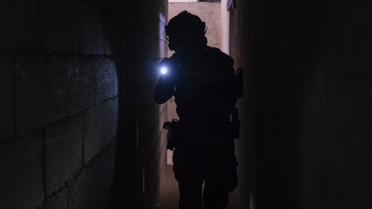 CDC1REG's tweet photo. 🦇 Progression, reconnaissance et fouille en milieu confiné.

Nos sapeurs de la Fouille Opérationnelle Spécialisée poursuivent leurs entraînements avec assiduité afin de maintenir leurs savoir-faire opérationnels et leur capacité à intervenir dans des zones urbaines.
#1reg #fos https://t.co/kQKwxTGKwk
