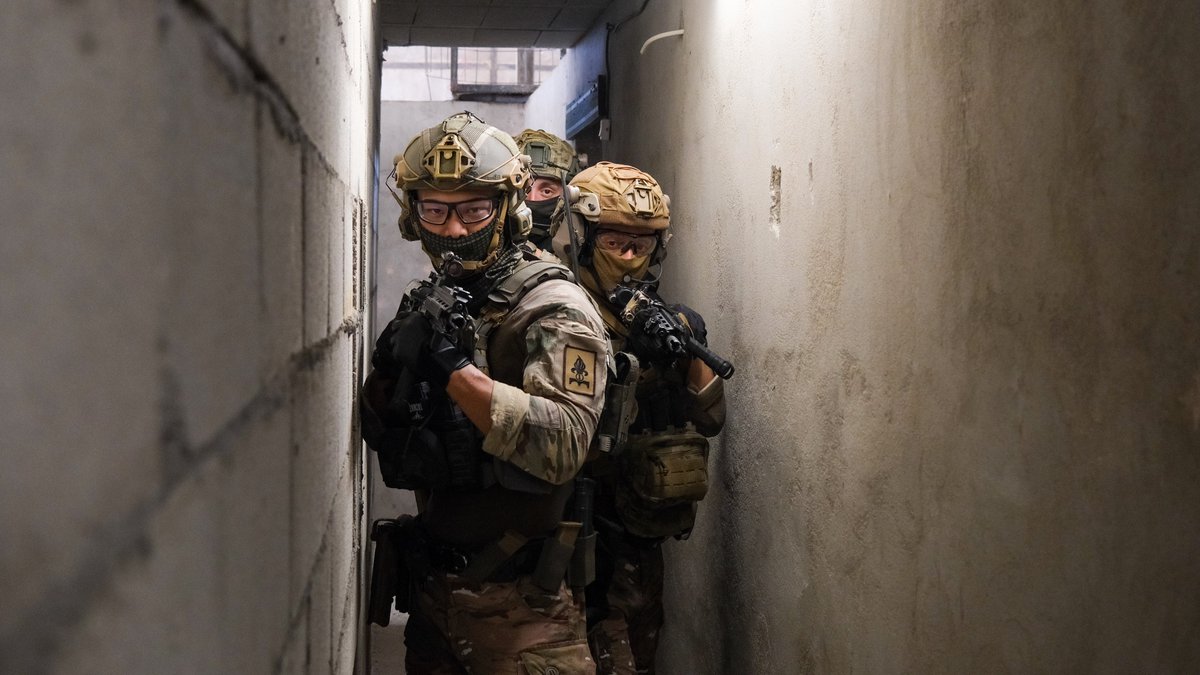 CDC1REG's tweet photo. 🦇 Progression, reconnaissance et fouille en milieu confiné.

Nos sapeurs de la Fouille Opérationnelle Spécialisée poursuivent leurs entraînements avec assiduité afin de maintenir leurs savoir-faire opérationnels et leur capacité à intervenir dans des zones urbaines.
#1reg #fos https://t.co/kQKwxTGKwk