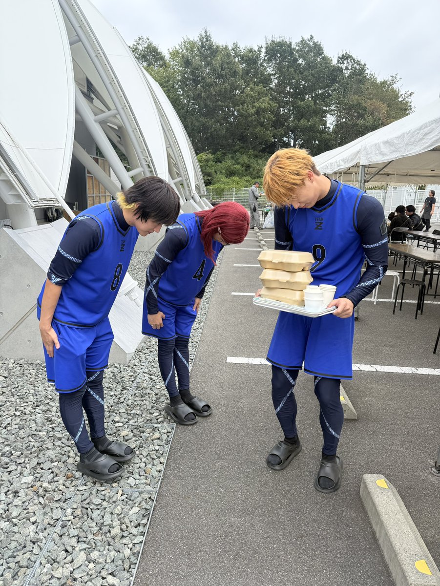 BLUELOCK_MOVIE's tweet photo. ◆ ──  #ブルーロック日誌 ── ◆

本日は
#櫻井海音 さん #高橋恭平 さん #野村康太 さんの
お昼休憩オフショットを公開📸

シルバーウィークは
映画で『#ブルーロック』⚽🔥

大ヒット上映中！
#エゴい https://t.co/iZVyTdHAzT