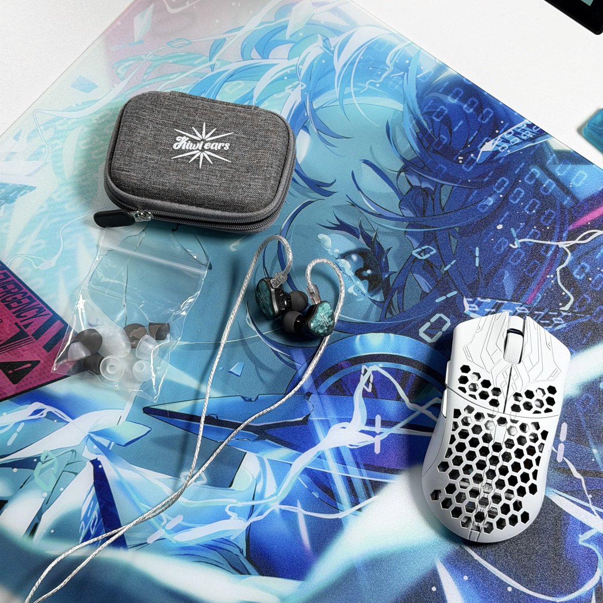xstrrl's tweet photo. Kiwi Ears Stardust unboxing 

Five-driver warm-neutral hybrid IEM with 10 mm PU+LCP dynamic

#desksetup https://t.co/6WUReVvVbc