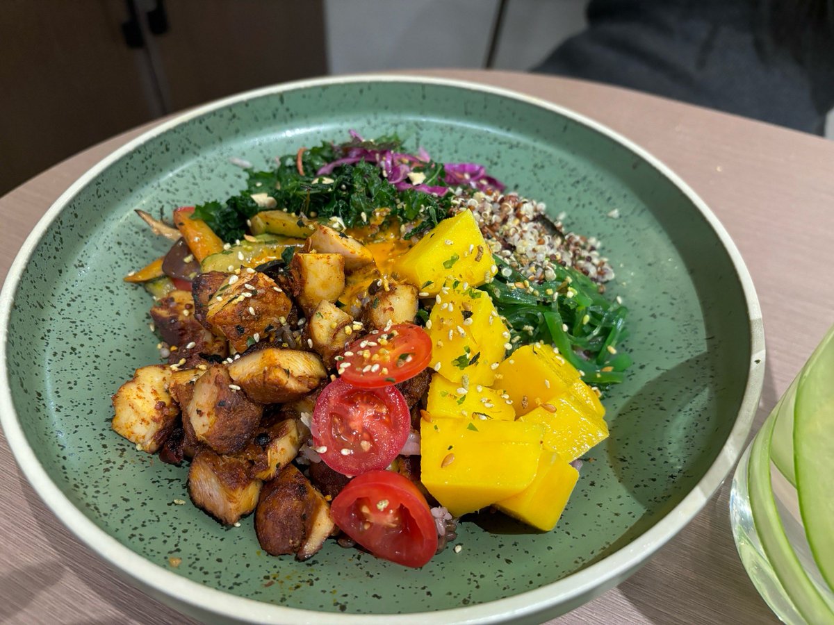 RamiroFarnfwu's tweet photo. [Home-cooked veggie bowl with roasted broccoli, quinoa and a dash of lemon—quick, fresh and totally satisfying for lunch ] https://t.co/bQbA74Vgps