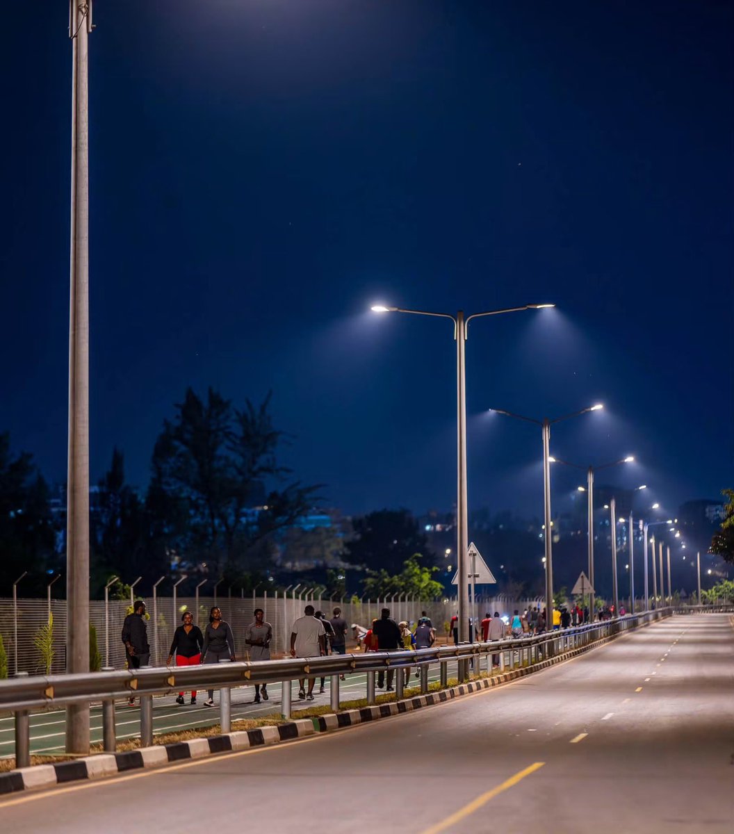 OleleSalvador's tweet photo. 🚨ICYMI🇷🇼🇧🇯🚶🏾: Last night, Rwanda’s President Paul Kagame and Benin’s President Romuald Wadagni joined Kigali residents for an evening walk along the Nyarutarama Green Carpet during Wadagni’s official visit.

The dedicated green corridor provides residents with space for walking, running and other outdoor activities, part of Kigali’s growing network of car-free exercise routes.

📷: Facebook/Paul Kagame

🦅🇬🇭