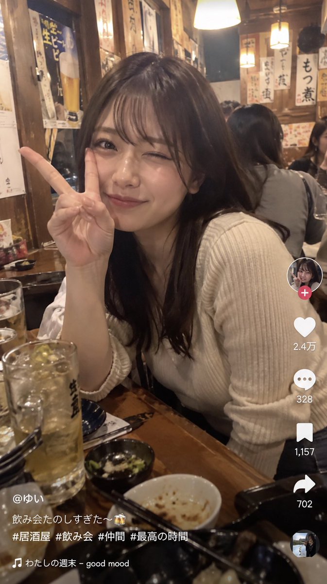 ai_300's tweet photo. AIっぽい画像を「もっと自然にして」って
何回も修正してる人、
たぶん一生AI感抜けない

俺がショート動画用の画像を作るときに
実際に使ってる、
AI感を消して一気に実写っぽくする
生成の流れとプロンプト、

そのまま置いとくから1回試してみて👇　　　　　　　　　　　　　　　　　　　　　　　

まず最初に、
どんなショート動画用の画像にするかを決める。

① 画像の方向性

TikTok切り抜き風
Instagramリール風
YouTubeショート風
街中スナップ風
友達に撮られた自然風

⸻

② 被写体を決める

20代女性
日本人風
顔あり
作り込みすぎず自然
生活感のある雰囲気

⸻

③ シーンを決める

居酒屋
夜
暖色照明
友達といる
不意に撮られた瞬間
少し油断して振り向いた感じ

⸻

④ 仕上がりを決める

リアル寄り
スマホで撮った質感
加工しすぎない
ほどよいブレ感
SNSにそのまま上がっていそうな自然さ

⸻

そのまま使えるプロンプト①

「居酒屋で自然に撮られた実写風画像」

20代の日本人女性。顔がはっきり見える。
夜の居酒屋で友達と一緒にいる場面。
友達に不意に撮られて少し油断して振り向いた瞬間。
暖色の店内照明、テーブルの上に料理や飲み物が少し見える。
スマホで撮影したような自然な構図。
作り込みすぎず、SNSのショート動画の切り抜きのようなリアルな空気感。
肌は自然、過度な美肌補正なし。
表情はナチュラルで、少し驚いたような雰囲気。
背景は居酒屋らしいメニュー表や木のテーブルが見える。
全体として「友達が何気なく撮った1コマ」に見えることを重視。

ネガティブプロンプト

CG感、アニメ感、3D感、過剰な美肌、プラスチック肌、過度な発光、不自然な手、不自然な目、左右非対称の崩れ、過剰なぼかし、過度なシャープネス、作り込みすぎたポーズ、スタジオ撮影感、非現実的な背景