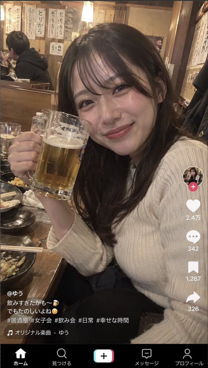 ai_300's tweet photo. AIっぽい画像を「もっと自然にして」って
何回も修正してる人、
たぶん一生AI感抜けない

俺がショート動画用の画像を作るときに
実際に使ってる、
AI感を消して一気に実写っぽくする
生成の流れとプロンプト、

そのまま置いとくから1回試してみて👇　　　　　　　　　　　　　　　　　　　　　　　

まず最初に、
どんなショート動画用の画像にするかを決める。

① 画像の方向性

TikTok切り抜き風
Instagramリール風
YouTubeショート風
街中スナップ風
友達に撮られた自然風

⸻

② 被写体を決める

20代女性
日本人風
顔あり
作り込みすぎず自然
生活感のある雰囲気

⸻

③ シーンを決める

居酒屋
夜
暖色照明
友達といる
不意に撮られた瞬間
少し油断して振り向いた感じ

⸻

④ 仕上がりを決める

リアル寄り
スマホで撮った質感
加工しすぎない
ほどよいブレ感
SNSにそのまま上がっていそうな自然さ

⸻

そのまま使えるプロンプト①

「居酒屋で自然に撮られた実写風画像」

20代の日本人女性。顔がはっきり見える。
夜の居酒屋で友達と一緒にいる場面。
友達に不意に撮られて少し油断して振り向いた瞬間。
暖色の店内照明、テーブルの上に料理や飲み物が少し見える。
スマホで撮影したような自然な構図。
作り込みすぎず、SNSのショート動画の切り抜きのようなリアルな空気感。
肌は自然、過度な美肌補正なし。
表情はナチュラルで、少し驚いたような雰囲気。
背景は居酒屋らしいメニュー表や木のテーブルが見える。
全体として「友達が何気なく撮った1コマ」に見えることを重視。

ネガティブプロンプト

CG感、アニメ感、3D感、過剰な美肌、プラスチック肌、過度な発光、不自然な手、不自然な目、左右非対称の崩れ、過剰なぼかし、過度なシャープネス、作り込みすぎたポーズ、スタジオ撮影感、非現実的な背景