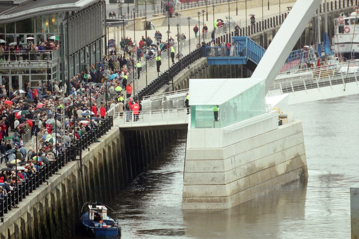 25YearsAgoLive's tweet photo. The Gateshead Millennium Bridge opens to the public in Newcastle, UK. https://t.co/O9pnO4RZPH