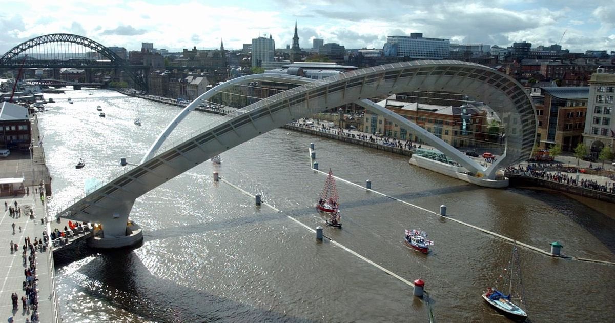 25YearsAgoLive's tweet photo. The Gateshead Millennium Bridge opens to the public in Newcastle, UK. https://t.co/O9pnO4RZPH