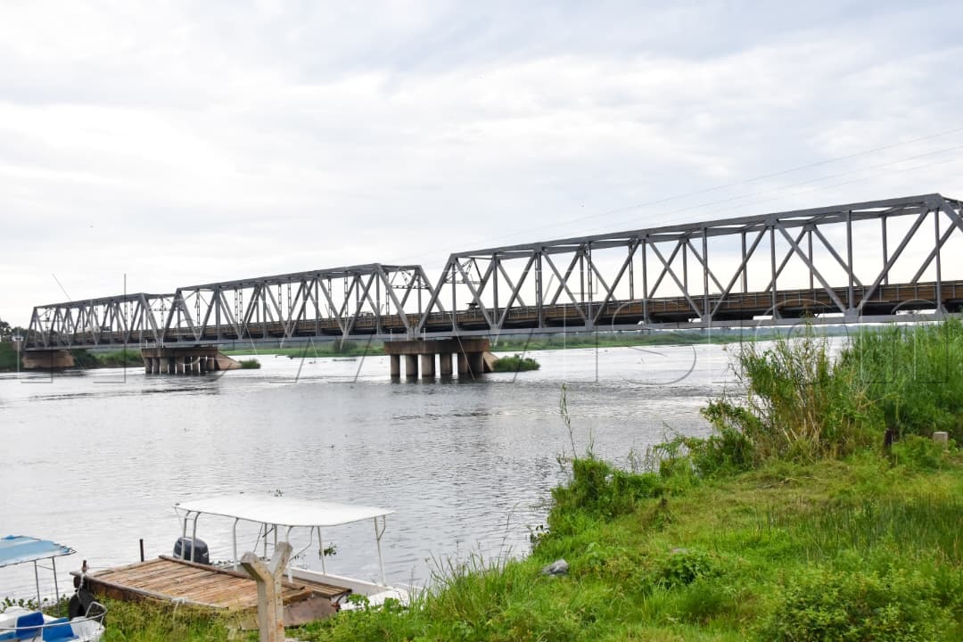 newvisionwire's tweet photo. Minister Warns Pakwach Bridge Has Less Than Three Years Left

Works and Transport Minister Fred Byamukama has warned that the Pakwach Bridge, constructed in the 1980s, has less than three years before it could give way.

During an inspection of the bridge, Byamukama said construction of a new bridge will begin within three months, while a ferry will also be provided to maintain the movement of people and goods between West Nile, Northern Uganda and other parts of the country.

The minister was joined by West Nile MPs, including Grace Freedom Kwiyucwiny and Alioni Odria.

#VisionUpdatres || Photos by Simon Peter Tumwine