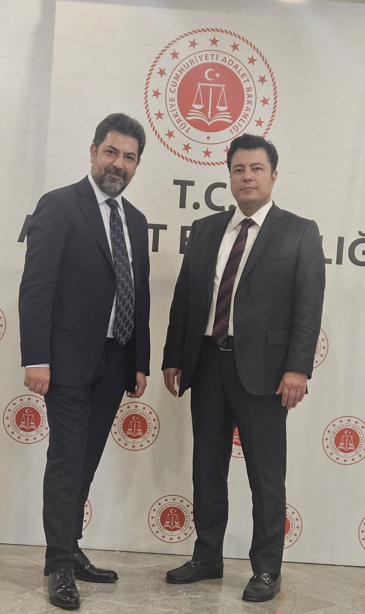 SadikBasarGur's tweet photo. Arabuluculuk eğitim sistemimizi, yenileme eğitimlerinden başlayarak daha da ileriye taşıyoruz.

⚖️ Adalete erişimin en barışçıl ve etkili yollarından biri olan arabuluculuk kurumunun gücünü artırmak amacıyla, eğitim müfredatımızı teorinin ötesine taşıyarak uygulama ve tecrübe odaklı bir yapıya kavuşturma hedefiyle düzenlenen Arabuluculuk Yenileme Eğitiminin Geliştirilmesi – Eğitici Eğitimi Programı kapsamında güzel bir anı.

Uygulama odaklı simülasyonlar ve vaka çalışmalarıyla; arabulucularımızın çatışma kavramını daha iyi kavramaları, teorik kazanımlarını uygulamaya aktarmaları, müzakere ve kriz yönetimi becerilerini geliştirmeleri ve süreç yönetiminde daha etkin rol almaları hedefleniyor.

💻 Tüm bu eğitim ve uygulama süreçlerinin daha etkin yürütülmesi amacıyla ARASİS (Arabuluculuk Bilişim Sistemi) altyapımız da güçlendirilerek, yenilenen eğitim vizyonumuz güçlü bir bilişim altyapısıyla destekleniyor.

Bu değerli dönüşüm sürecinde bilgi, tecrübe ve katkılarıyla Eğitici Eğitimi Programı’nın geliştirilmesine önemli katkılar sunan T.C. Adalet Bakanlığı Hukuk İşleri Genel Müdürlüğü Arabuluculuk Daire Başkanı Sayın Umut İlhan Durmuşoğlu’na teşekkür ediyorum. Kendisiyle aynı programda bir araya gelmek ve bu kıymetli çalışmalara katkı sunmak bizim için de ayrı bir değer oldu.

⚖️ Eğitmenlerimiz ve arabulucularımızla birlikte; yenilenen eğitim anlayışımız, uygulama odaklı yaklaşımımız ve güçlü bilişim altyapımızla arabuluculuk sistemimizi geliştirmeye devam ediyoruz.