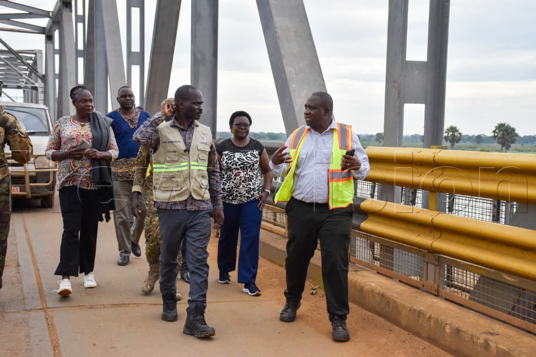 newvisionwire's tweet photo. Minister Warns Pakwach Bridge Has Less Than Three Years Left

Works and Transport Minister Fred Byamukama has warned that the Pakwach Bridge, constructed in the 1980s, has less than three years before it could give way.

During an inspection of the bridge, Byamukama said construction of a new bridge will begin within three months, while a ferry will also be provided to maintain the movement of people and goods between West Nile, Northern Uganda and other parts of the country.

The minister was joined by West Nile MPs, including Grace Freedom Kwiyucwiny and Alioni Odria.

#VisionUpdatres || Photos by Simon Peter Tumwine