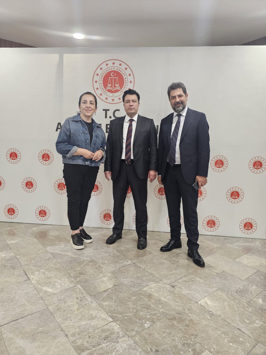 SadikBasarGur's tweet photo. Arabuluculuk eğitim sistemimizi, yenileme eğitimlerinden başlayarak daha da ileriye taşıyoruz.

⚖️ Adalete erişimin en barışçıl ve etkili yollarından biri olan arabuluculuk kurumunun gücünü artırmak amacıyla, eğitim müfredatımızı teorinin ötesine taşıyarak uygulama ve tecrübe odaklı bir yapıya kavuşturma hedefiyle düzenlenen Arabuluculuk Yenileme Eğitiminin Geliştirilmesi – Eğitici Eğitimi Programı kapsamında güzel bir anı.

Uygulama odaklı simülasyonlar ve vaka çalışmalarıyla; arabulucularımızın çatışma kavramını daha iyi kavramaları, teorik kazanımlarını uygulamaya aktarmaları, müzakere ve kriz yönetimi becerilerini geliştirmeleri ve süreç yönetiminde daha etkin rol almaları hedefleniyor.

💻 Tüm bu eğitim ve uygulama süreçlerinin daha etkin yürütülmesi amacıyla ARASİS (Arabuluculuk Bilişim Sistemi) altyapımız da güçlendirilerek, yenilenen eğitim vizyonumuz güçlü bir bilişim altyapısıyla destekleniyor.

Bu değerli dönüşüm sürecinde bilgi, tecrübe ve katkılarıyla Eğitici Eğitimi Programı’nın geliştirilmesine önemli katkılar sunan T.C. Adalet Bakanlığı Hukuk İşleri Genel Müdürlüğü Arabuluculuk Daire Başkanı Sayın Umut İlhan Durmuşoğlu’na teşekkür ediyorum. Kendisiyle aynı programda bir araya gelmek ve bu kıymetli çalışmalara katkı sunmak bizim için de ayrı bir değer oldu.

⚖️ Eğitmenlerimiz ve arabulucularımızla birlikte; yenilenen eğitim anlayışımız, uygulama odaklı yaklaşımımız ve güçlü bilişim altyapımızla arabuluculuk sistemimizi geliştirmeye devam ediyoruz.