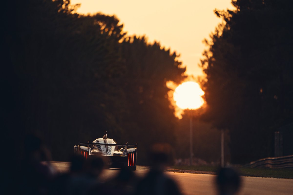 RevaAmrwjn's tweet photo. 24 Hours of Le Mans through the lens: which moment is your favorite—sunset, night, or sunrise? Let us know in the comments! https://t.co/DfNxqOqndd