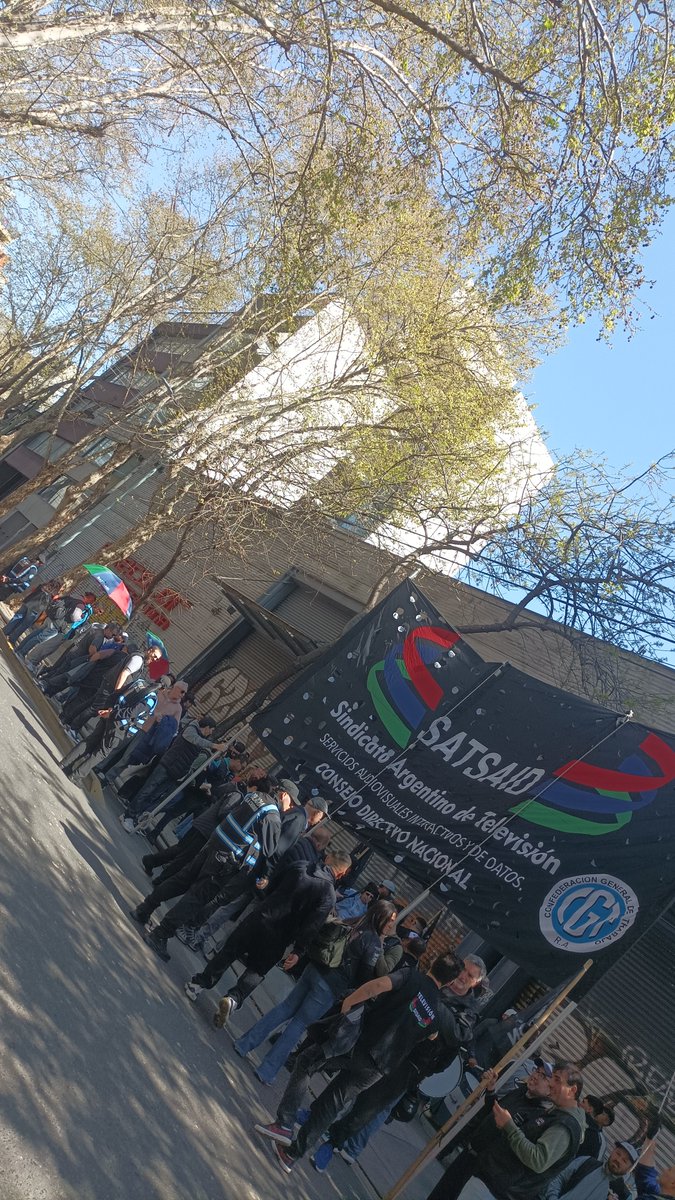 satsaidIAASA's tweet photo. El @SATSAIDnacional movilizó a la puerta de #Cinecolor a raíz de los despidos sufridos en el mes de Agosto.
Un sindicato presente es la clara muestra de que la organización y solidaridad de los laburantes es lo que nos mantiene firmes en nuestro lucha.
¡BASTA DE DESPIDOS! https://t.co/3QizMGNWN3