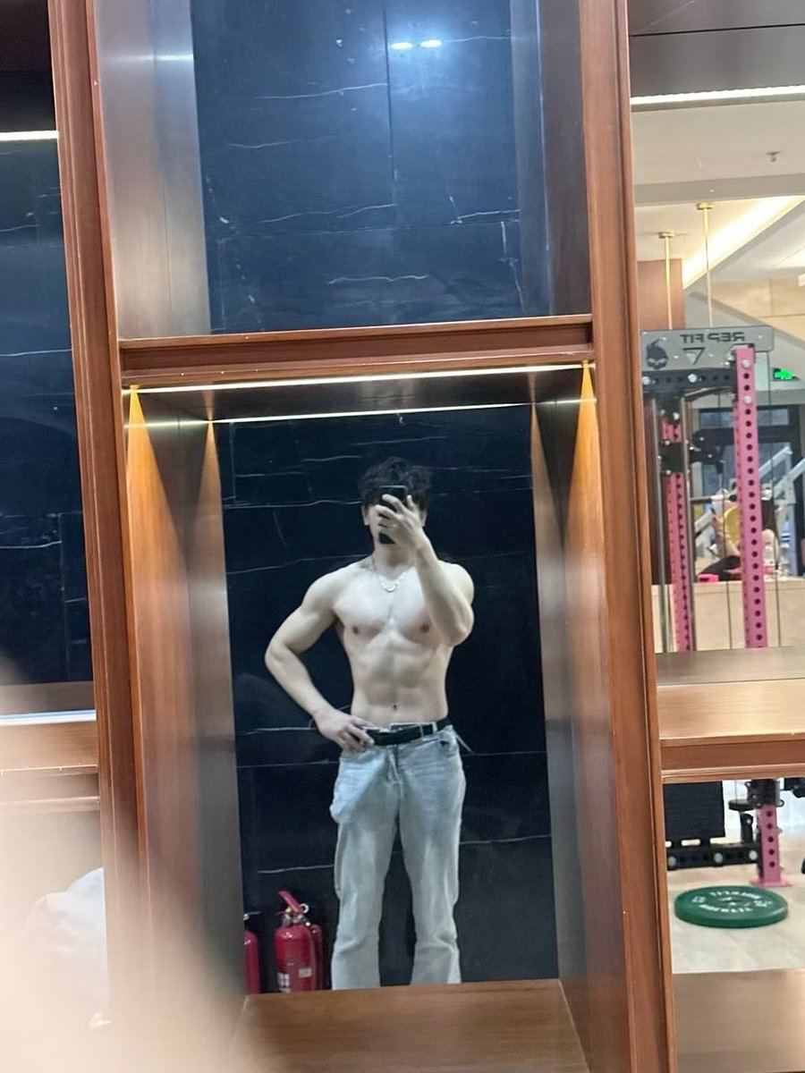 kkovovov's tweet photo. 私我好么 #高壮男 #腹肌 #青年音 https://t.co/kWVPjad4N3