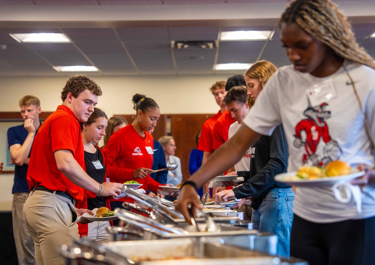 SBAthletics's tweet photo. Lunch with President Goldsmith 🍽️

🌊🐺 x @SBUPrez https://t.co/GSBwEEyJ2j
