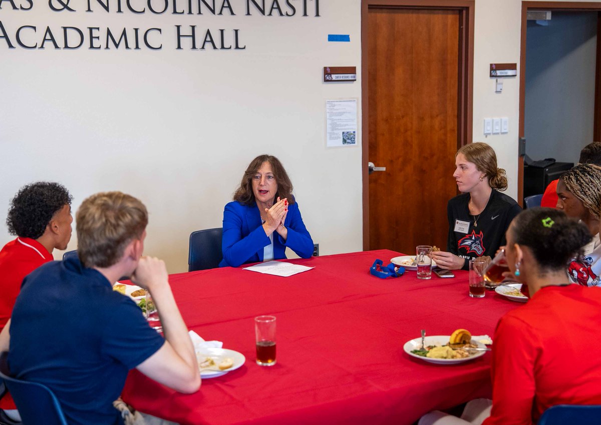 SBAthletics's tweet photo. Lunch with President Goldsmith 🍽️

🌊🐺 x @SBUPrez https://t.co/GSBwEEyJ2j