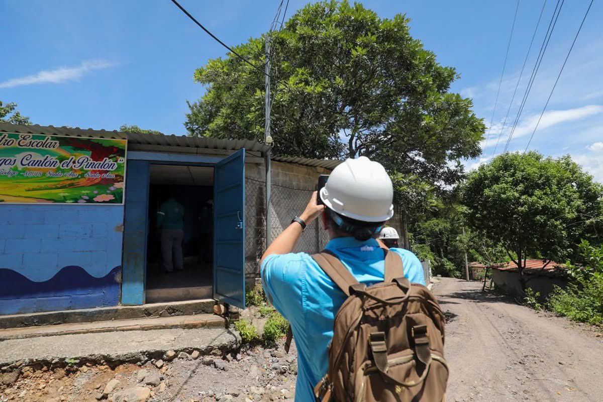 alertanoti's tweet photo. PROMESA DEL PRESIDENTE BUKELE COMIENZA A HACERSE REALIDAD EN CENTRO ESCOLAR CASERÍO LOS MANGOS

La Dirección de Obras Municipales (DOM) realizó una visita técnica de verificación y evaluación al Centro Escolar Caserío Los Mangos, ubicado en el cantón Pinalón, Santa Ana, como parte de las acciones encaminadas a cumplir una de las promesas realizadas por el Presidente @nayibbukele de reconstrucción escolar.

Durante la inspección, los equipos evaluaron el estado general de la infraestructura educativa, incluyendo las aulas, servicios sanitarios, cielo falso, muros perimetrales y otros espacios utilizados por la comunidad estudiantil.

La DOM señaló que el levantamiento permitirá establecer las condiciones actuales del centro educativo y avanzar hacia un proyecto de reconstrucción que transforme la infraestructura y mejore las condiciones académicas para los estudiantes.