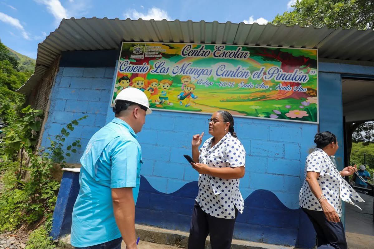 alertanoti's tweet photo. PROMESA DEL PRESIDENTE BUKELE COMIENZA A HACERSE REALIDAD EN CENTRO ESCOLAR CASERÍO LOS MANGOS

La Dirección de Obras Municipales (DOM) realizó una visita técnica de verificación y evaluación al Centro Escolar Caserío Los Mangos, ubicado en el cantón Pinalón, Santa Ana, como parte de las acciones encaminadas a cumplir una de las promesas realizadas por el Presidente @nayibbukele de reconstrucción escolar.

Durante la inspección, los equipos evaluaron el estado general de la infraestructura educativa, incluyendo las aulas, servicios sanitarios, cielo falso, muros perimetrales y otros espacios utilizados por la comunidad estudiantil.

La DOM señaló que el levantamiento permitirá establecer las condiciones actuales del centro educativo y avanzar hacia un proyecto de reconstrucción que transforme la infraestructura y mejore las condiciones académicas para los estudiantes.