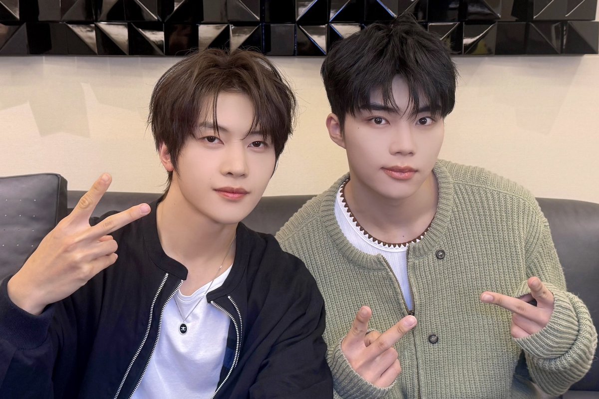 soompi's tweet photo. #ZEROBASEONE's #SeokMatthew And #ParkGunWook Gear Up For Unit Mixtape With #ZEROBASEONE_EMP Teaser 
https://t.co/pRtcXMlByJ https://t.co/dJSNrUJ3Wh