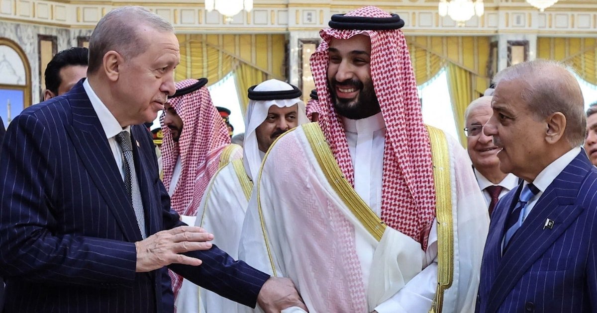 eha_medya's tweet photo. 🔴Pakistan Savunma Bakanı Asif, “Mekke Anlaşması”nı vurguladı:

▪️Mekke saldırıya uğrarsa, Mekke Orta Savunma Anlaşması'nı uygularız.

▪️Pakistan, anlaşmadan bağımsız olarak İslam Dünyası'nın kutsal mekanlarını görev bilmektedir. https://t.co/JOvSccMbiW
