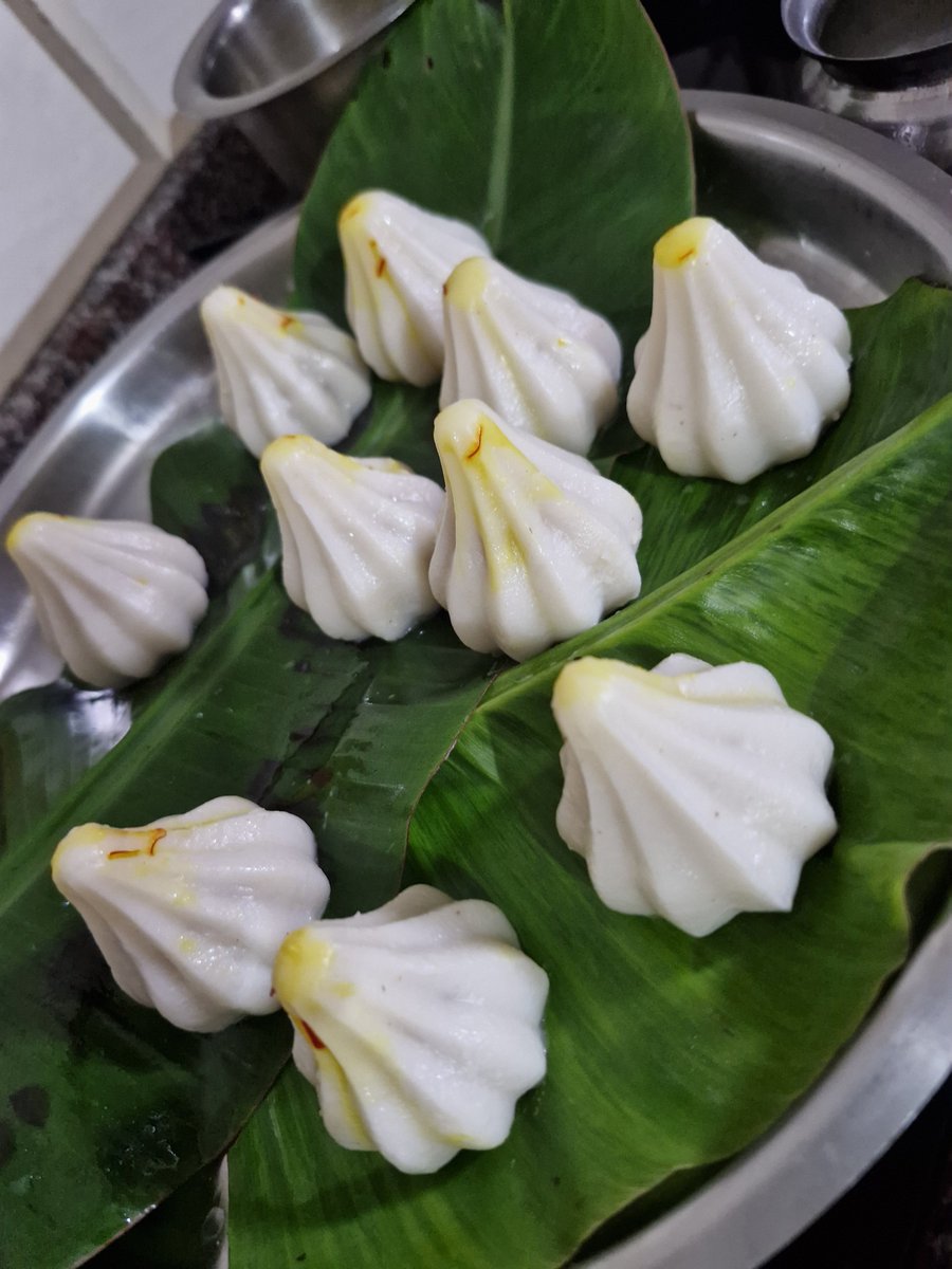 civicsoul02's tweet photo. तसा मी अस्सल खान्देशी माणूस तळलेले मोदकच आवडतात पण मम्मीला नवनवीन पदार्थ बनवायला आवडतात त्यात गेल्या 21 वर्षांपासून तिचे माहेर पुणे बनल्याने काही वर्षापासुन उकडीचे पण बनतायेत😁 https://t.co/y2QaN2FF9o