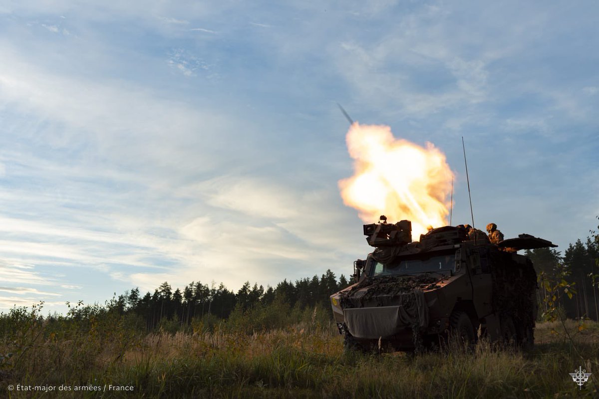 EtatMajorFR's tweet photo. 📍Lituanie | Artilleurs alliés parés à défendre l'OTAN 👊
 
Participation d'éléments 🇫🇷  à l'exercice 🇱🇹 STRONG GRIFFIN aux côtés d'alliés et partenaires d'Europe et de l'OTAN 🇱🇺🇵🇱🇷🇴🇺🇦🇺🇸
 
🛡️ Scénario strictement défensif avec participation d'une batterie acquisition feu du bataillon multinational de l'OTAN en Estonie :
💥 Mise en œuvre de canons CAESAR et de MEPAC (mortier embarqué pour l'appui au contact)
🛨 Emploi de drones DT46 destinés à la surveillance et à l'appui au contact. 
 
📡 Expérimentation du système de communication ASCA (Artillery Systems Cooperation Activities) dans un cadre bilatéral 🇫🇷  🇱🇹🤝
 
🎯 Objectif de la manœuvre : constituer et éprouver une chaîne d'appui feu interalliée, fluide et efficace, parée à contribuer à la défense du territoire de l'Alliance