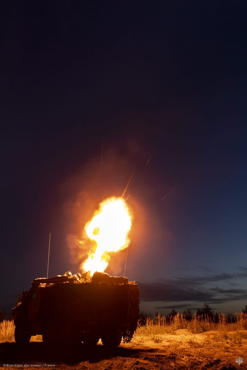 EtatMajorFR's tweet photo. 📍Lituanie | Artilleurs alliés parés à défendre l'OTAN 👊
 
Participation d'éléments 🇫🇷  à l'exercice 🇱🇹 STRONG GRIFFIN aux côtés d'alliés et partenaires d'Europe et de l'OTAN 🇱🇺🇵🇱🇷🇴🇺🇦🇺🇸
 
🛡️ Scénario strictement défensif avec participation d'une batterie acquisition feu du bataillon multinational de l'OTAN en Estonie :
💥 Mise en œuvre de canons CAESAR et de MEPAC (mortier embarqué pour l'appui au contact)
🛨 Emploi de drones DT46 destinés à la surveillance et à l'appui au contact. 
 
📡 Expérimentation du système de communication ASCA (Artillery Systems Cooperation Activities) dans un cadre bilatéral 🇫🇷  🇱🇹🤝
 
🎯 Objectif de la manœuvre : constituer et éprouver une chaîne d'appui feu interalliée, fluide et efficace, parée à contribuer à la défense du territoire de l'Alliance