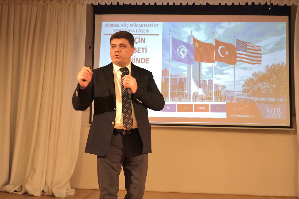 ilyasbozkurt_tr's tweet photo. 🇦🇿 Dr. İlyas Bozkurt, Hazar Üniversitesi Öğrencileriyle Buluştu

TESİAD ve TESAM Kurucu Genel Başkanı Dr. İlyas Bozkurt, Azerbaycan temasları kapsamında Hazar Üniversitesi öğrencilerine yönelik bir sunum gerçekleştirdi.

“ABD-Çin Ekseninde Türk Devletleri Teşkilatı” başlıklı sunumda; küresel güç dengelerindeki değişim, ABD-Çin rekabetinin Türk dünyasına yansımaları ve Türk Devletleri Teşkilatı’nın bölgesel ve küresel gelişmeler karşısındaki konumu ele alındı.

Öğrencilerin yoğun ilgi gösterdiği program, karşılıklı değerlendirmeler ve soru-cevap bölümüyle devam etti.

Dr. İlyas Bozkurt, gençlerle bir araya gelmekten duyduğu memnuniyeti ifade ederek Hazar Üniversitesi yönetimine ve öğrencilerine teşekkür etti.