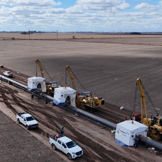 clarincom's tweet photo. ROCCA Y EURNEKIAN CONSTRUYEN UN NUEVO GASODUCTO DESDE VACA MUERTA PARA EXPORTAR A BRASIL

Transportadora de Gas del Norte (TGN) anunció la construcción de un nuevo gasoducto troncal desde Tratayén, en Neuquén, hasta La Carlota, en Córdoba. El tendido, denominado Manuel Belgrano, tendrá 753 kilómetros y demandará US$1.500 millones. La inversión total ascenderá a unos US$2.200 millones al incluir obras complementarias. Estaría terminado en el primer semestre de 2029.

TGN, cuyo 56% pertenece a Gasinvest, sociedad integrada por Tecpetrol, vinculada a Paolo Rocca, y CGC, de Eduardo Eurnekian, estima que el proyecto permitirá sustituir importaciones por US$700 millones y destrabar exportaciones por US$450 millones. Además, facilitará el envío de gas argentino hacia Bolivia y, desde allí, al oeste de Brasil. La empresa contempla presentar el proyecto al RIGI.

(+) en Clarín: https://t.co/o3phEOvu4L