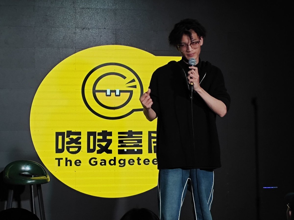 ShirleenRafqsi's tweet photo. Just got absolutely roasted by a 16-year-old in the front row at my comedy set—still processing how they dunked on my 2024 dating life faster than I can grab a beer mid-show. Wild night, y’all ， https://t.co/S1ZxUmHwPd