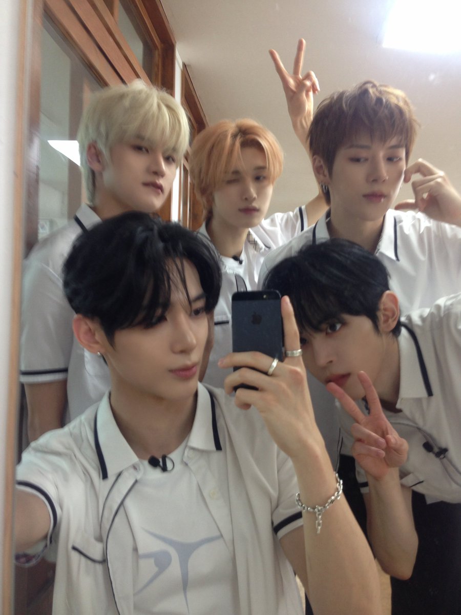 ehflehfl00's tweet photo. 팀이자 친구이자 형제이자 가족
너네가 아주 오랫동안 함께였으면 좋겠어 https://t.co/kWiwSM1rbT