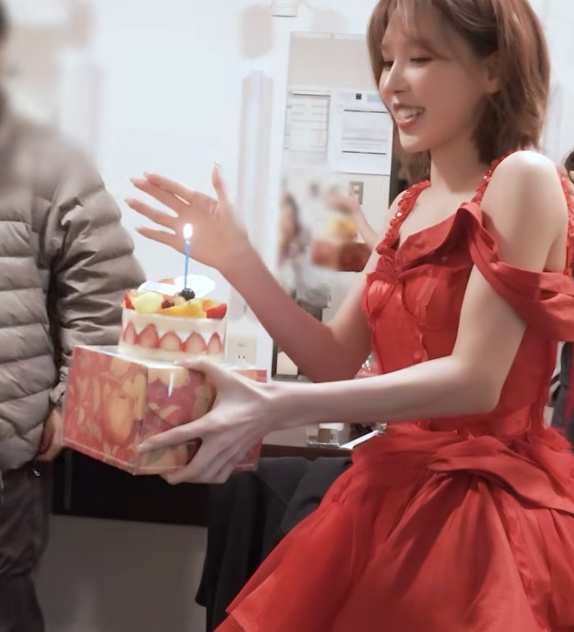 wenfluffie's tweet photo. wendy has such pretty long slender fingers as well as gigantic attractive hands. Like how is that even possible mama https://t.co/ZuIsiz1Xlq
