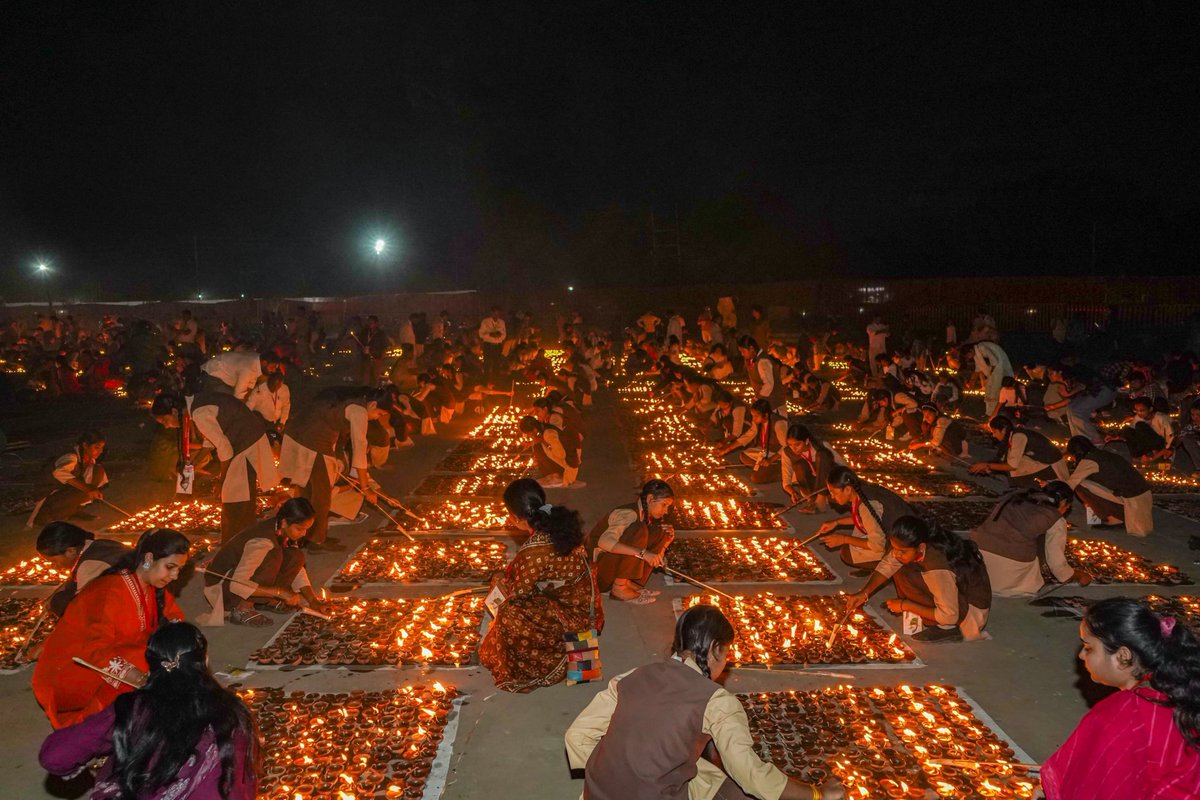 DrMohanYadav51's tweet photo. आदरणीय प्रधानमंत्री श्री @narendramodi जी के जन्मदिवस के पावन अवसर पर आज उज्जैन में @BJP4India के माननीय राष्ट्रीय अध्यक्ष श्री @NitinNabin ज��� के साथ ‘आशीर्वाद का दीया’ प्रज्ज्वलित किया।

यह दीपक प्रधानमंत्री जी के 25 वर्षों के राष्ट्रसेवा एवं जनसेवा के संकल्प को समर्पित है। इसकी प्रकाशमय ज्योति विकसित भारत के संकल्प को नई ऊर्जा दे और जनसेवा के पथ को निरंतर आलोकित करती रहे, यही मंगलकामना करता हूं।

#AshirwadKaDiya
#सेवा_संकल्प_अभियान 
#SevaSankalpAbhiyan
#HappyBdayPMModi