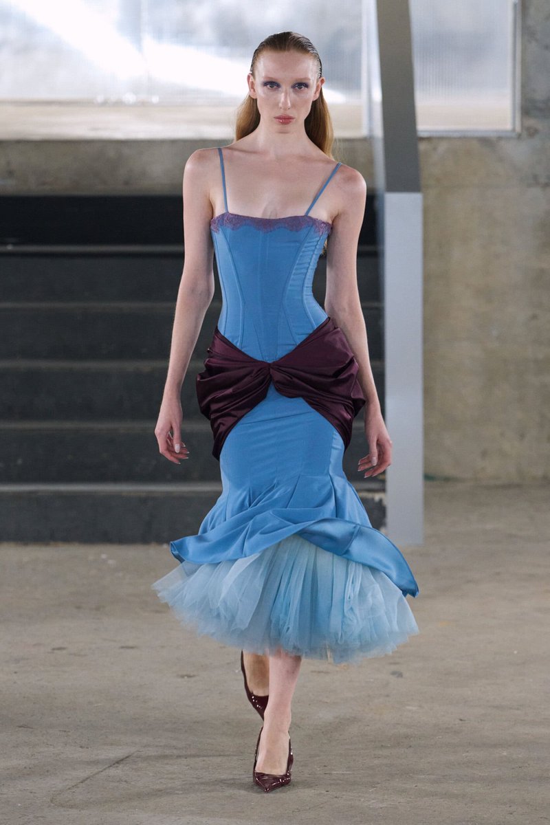 LaModeUnknown's tweet photo. The collection I've been waiting for THE MOST: ✨️Agro Studio✨️ Spring/Summer 2027 — discussing ALL the looks in a thread.🪡🧵

PS: corsetry as architectural spine, lingerie-adjacent garments and buoyant tulle https://t.co/9Dv7CdPGUF