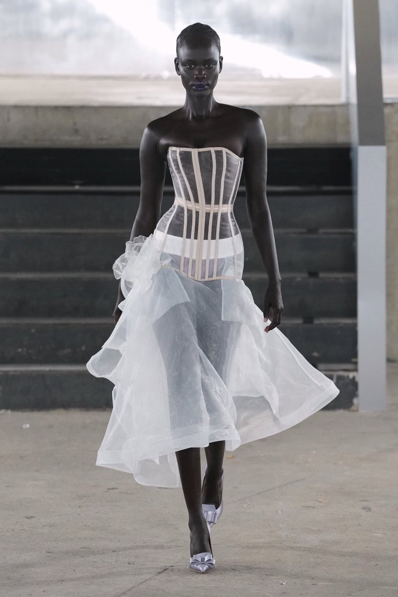 LaModeUnknown's tweet photo. The collection I've been waiting for THE MOST: ✨️Agro Studio✨️ Spring/Summer 2027 — discussing ALL the looks in a thread.🪡🧵

PS: corsetry as architectural spine, lingerie-adjacent garments and buoyant tulle https://t.co/9Dv7CdPGUF